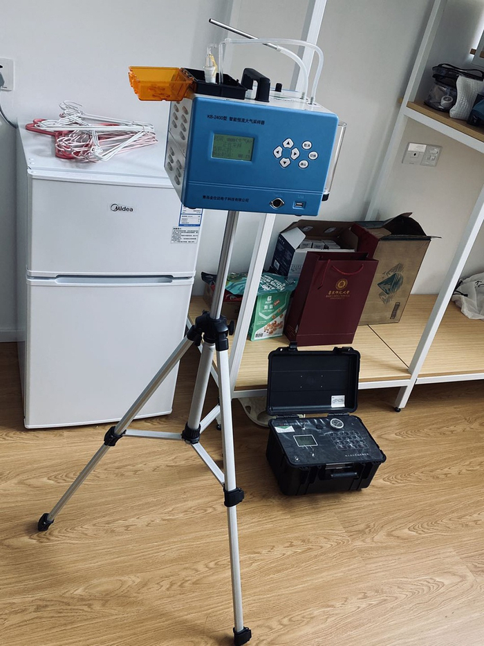  甲醛采样现场的设备。受访者供图