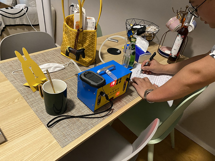  工作人员在进行采样记录。受访者供图