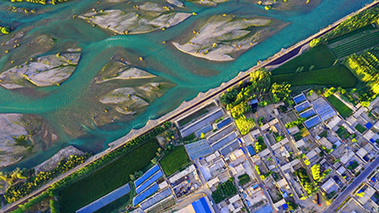  2020年8月26日，夕阳下的新疆开都河和静县段的美丽秋色。图 | IC photo