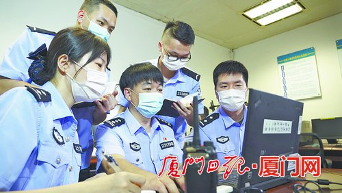 陈海清带领情报核查小组开展数据分析。（图：厦门日报）