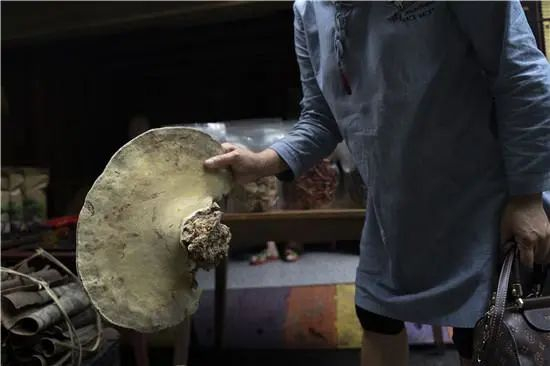 △壶瓶山镇象鼻子沟景区外农家乐老板在 贩卖蘑菇药材。组图 / 记者钱烨