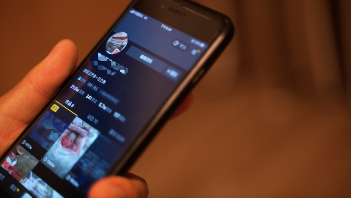 晚上失眠时，许俊会在社交网络更新与小宝有关的内容。新京报记者 孙钊 摄