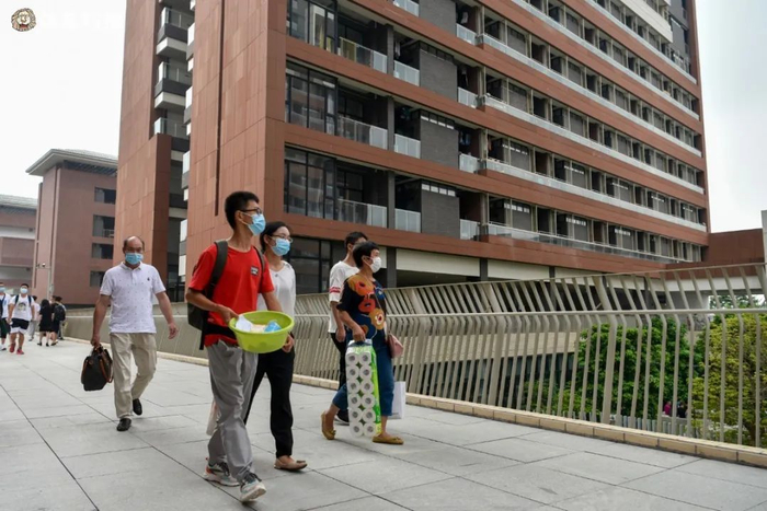 华南理工大学广州国际校区，新生在家人的陪同学下入学。信息时报记者 陈文杰 摄