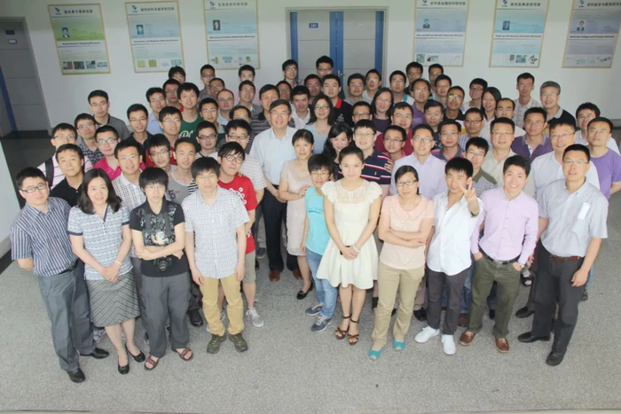 卢柯与其科研团队的合影（照片中间身着浅色衬衫者为卢柯，2014年6月摄）。