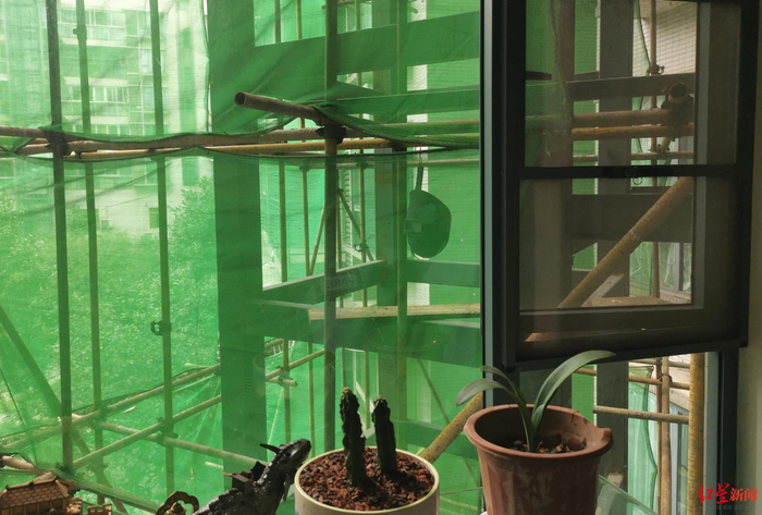 加装电梯距离4栋1单元302卧室窗户很近