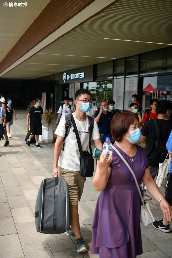 华南理工大学广州国际校区，新生在家人的陪同学下入学。信息时报记者 陈文杰 摄