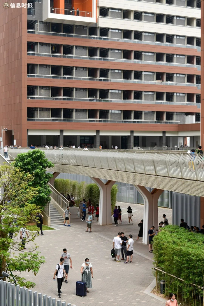 华南理工大学广州国际校区，新生在家人的陪同学下入学。信息时报记者 陈文杰 摄