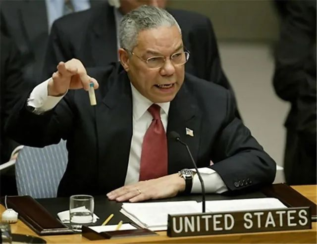 美国前国务卿科林·鲍威尔曾在安理会上手持试剂瓶称“萨达姆用这么一点炭疽就能造成数万人死亡”&nbsp; 图自社交媒体