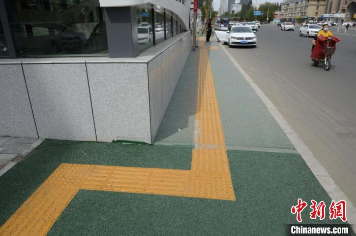 图为避开地铁站而被铺成直角弯道的盲道。　刘文华 摄