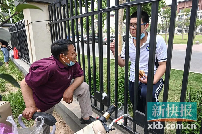 ▲2020年5月29日，河南周口某高中，每天中午老朱都把做好的饭菜送到学校。