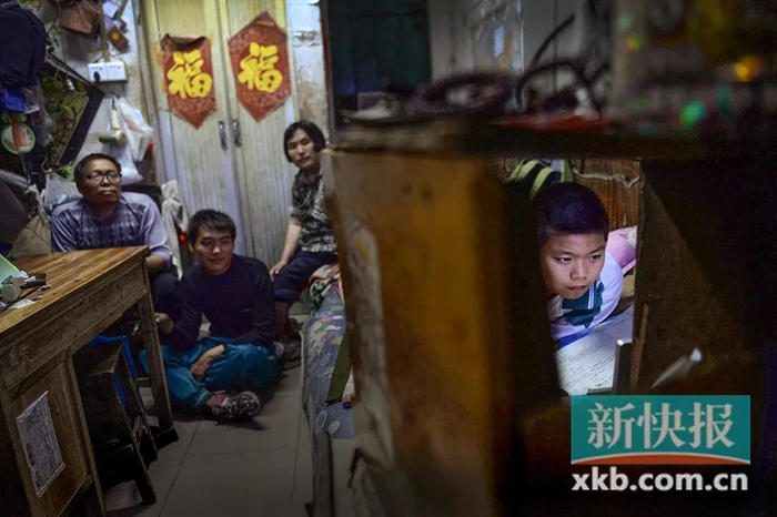 ▲2014年11月，广州河沙村出租屋，阅阳十分珍惜上学的机会，平时学习非常刻苦。