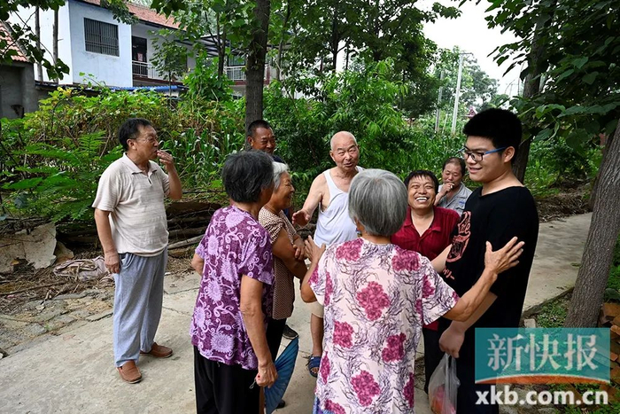 ▲2020年8月初，河南周口乡下，乡亲们得知阅阳上了重点线纷纷前来祝贺。