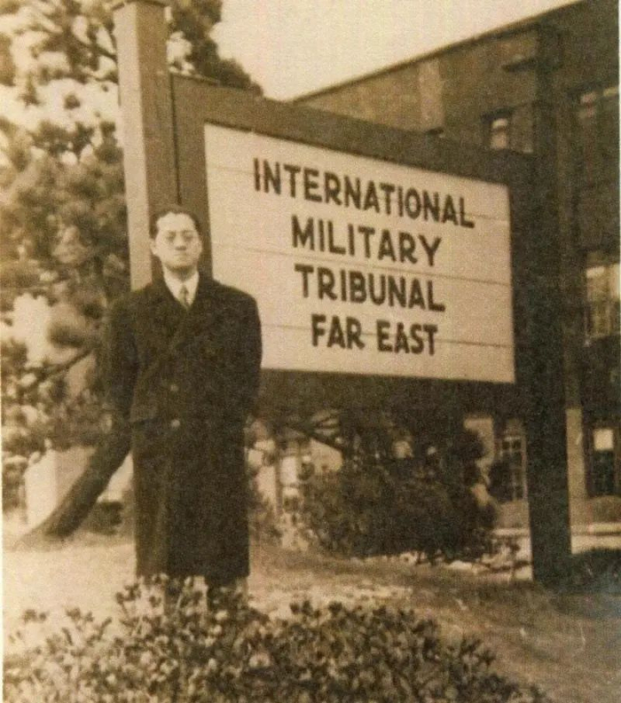 高文彬在远东国际军事法庭门口的木牌前。图片来源：上观新闻