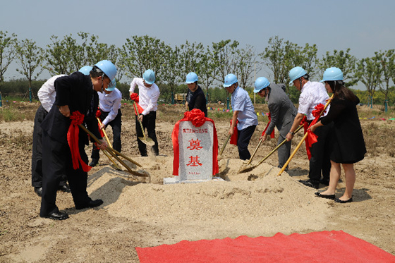 图说：现场举行奠基仪式。陆峰毅摄