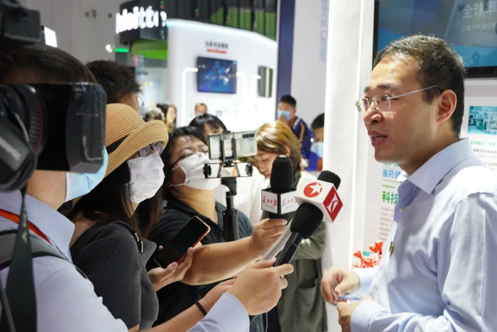  中国生物总法律顾问周颂在展台接受媒体采访