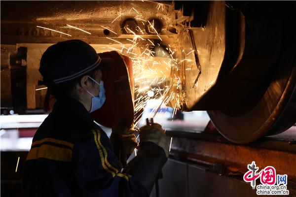 殷燕飞进行焊修作业。苏志刚 摄