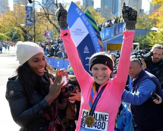 小威在纽约马拉松终点等候沃兹尼亚奇。