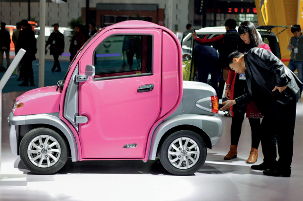 人们在车展上参观低速电动车。图/中新