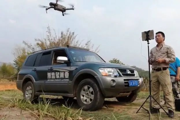 野象监测员操控无人机设备。郑璇供图