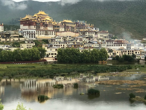 图说：申城摄影家拍摄香格里拉最美瞬间　采访对象供图（下同）