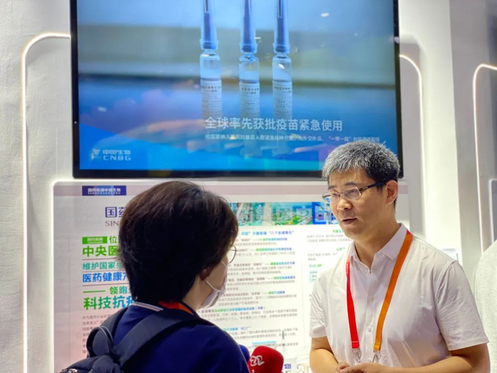 中国生物副总裁杨汇川在展台接受媒体采访