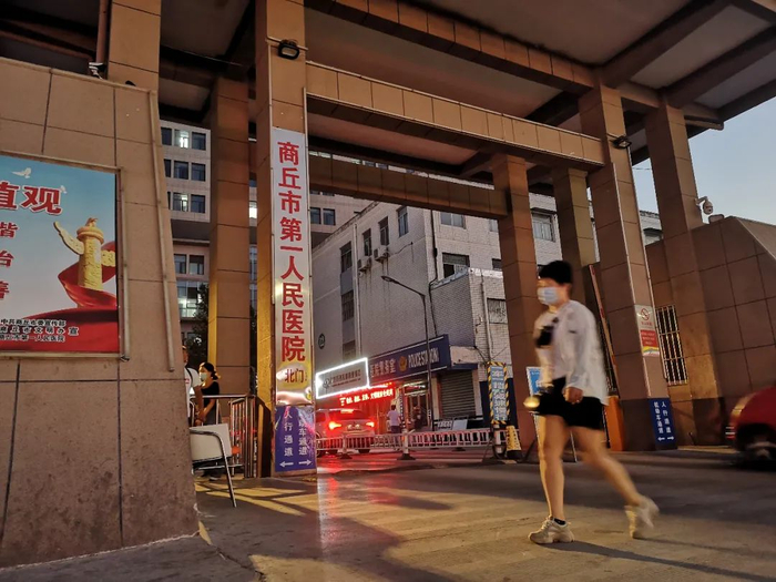 ▲小宝出生后，一直在商丘市第一人民医院接受治疗。新京报记者 李桂 摄