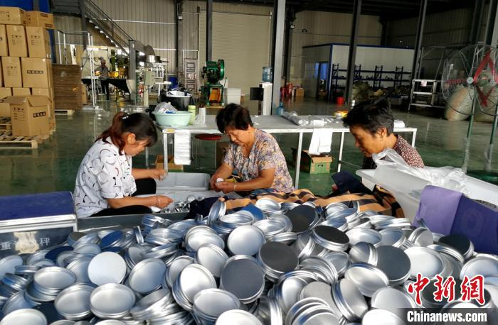 当地的村民就近在电商产业园打工。　朱志庚 摄