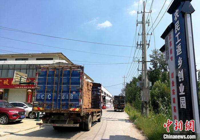 农民工返乡创业园车来车往。　朱志庚 摄