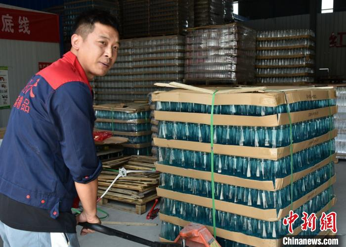 创业能手刘擎正在准备为线上商家发货。　朱志庚 摄