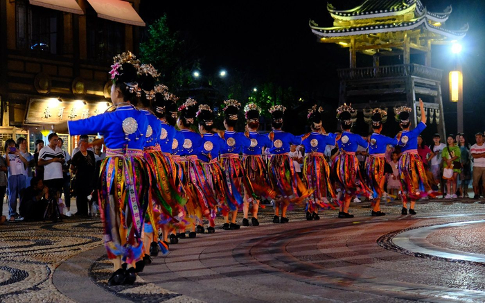 万达小镇每天晚上都会进行苗族特色演出。新京报记者 王巍 摄