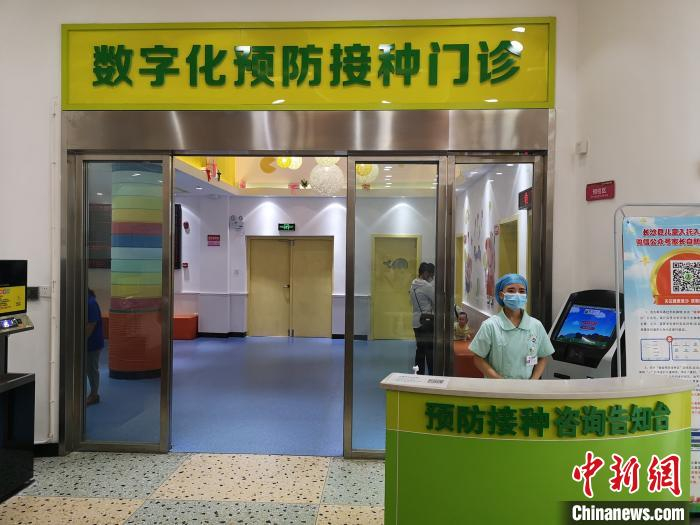 长沙县星沙医院的数字化预防接种门诊。　唐小晴 摄