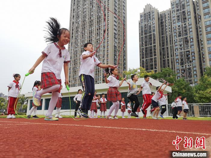 长沙县松雅湖第二小学的学生正在上体育课。　唐小晴 摄