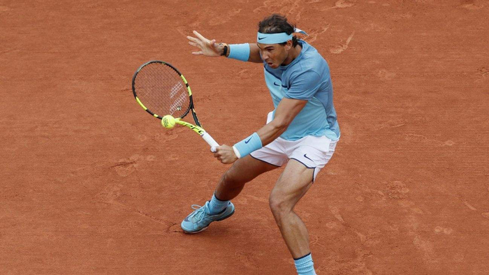 纳达尔是著名的“滑步”和跑动高手。