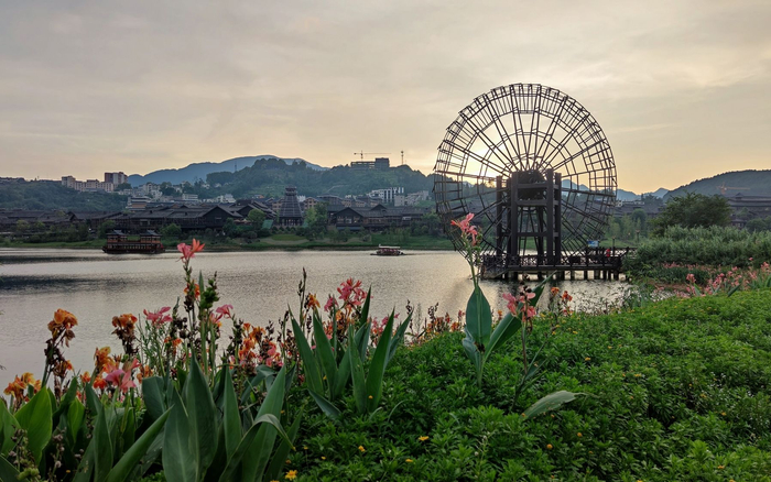 贵州深山中的小镇。新京报记者 王巍 摄