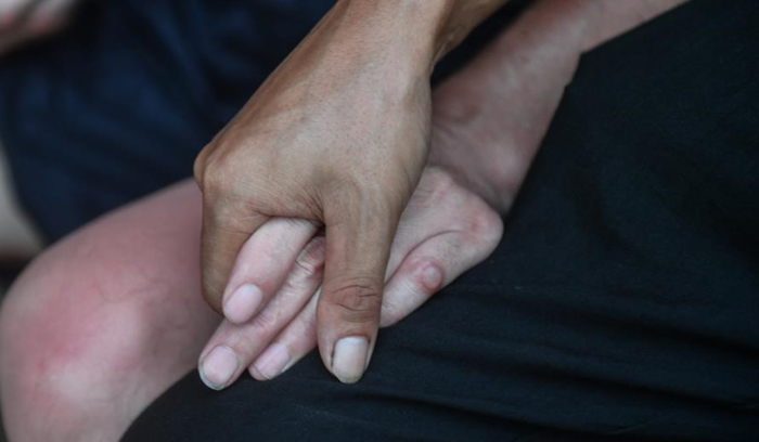 张玉环和儿子的手握在一起 图：新华社