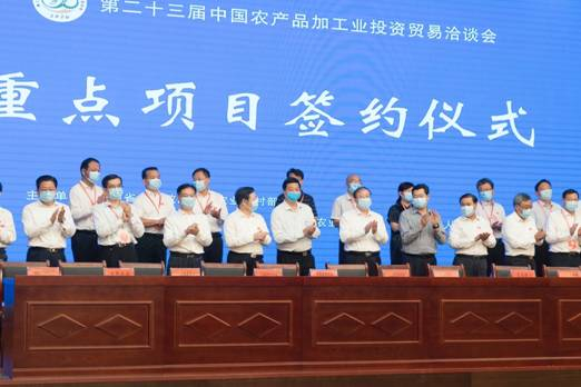 发挥互联网公司平台经济规模效应，以超短链整合农产品加工品供需，正是此次“中国农加工投洽会”与拼多多联合打造“线上农货大集”的核心要义所在。（穆功摄） 