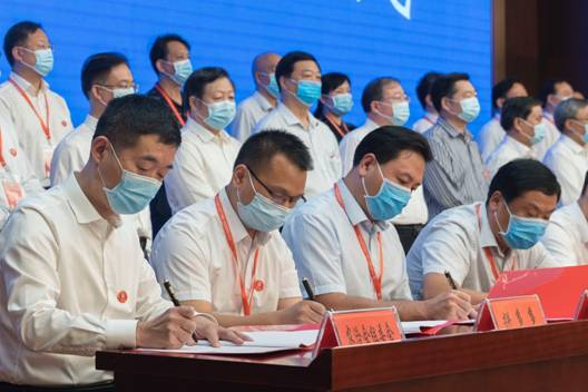 在活动现场，河南省驻马店市副市长刘晓文（前排左一）代表中国农加工投洽会组委会与拼多多副总裁韩东原（前排左二）签署战略合作协议，双方携手打造的“线上农货大集”也正式登陆拼多多。（穆功摄） 