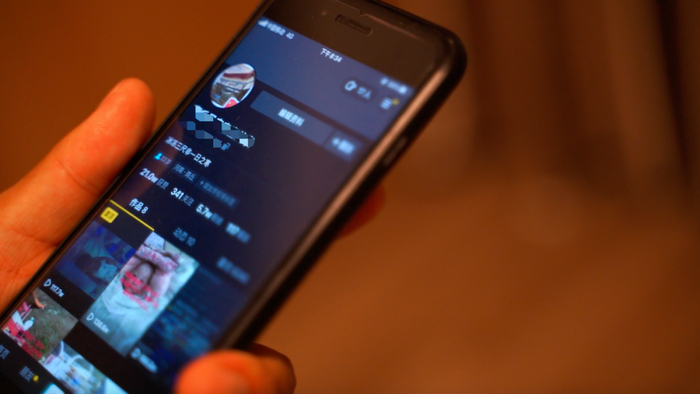 ▲晚上失眠时，许俊会在社交网络更新与小宝有关的内容。新京报记者 孙钊 摄