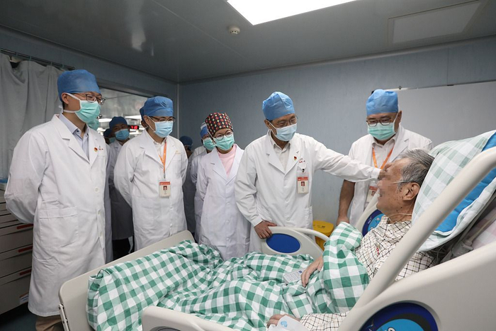 2020年8月27日，广州，钟南山院士团队到病房看望111天ECMO患者。
