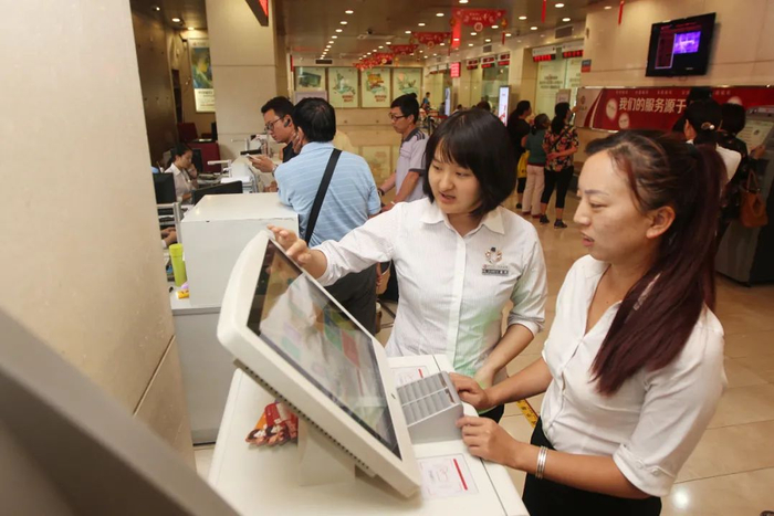 中国银行云南省分行各营业部设置的多媒体自助终端机 杨峥 摄