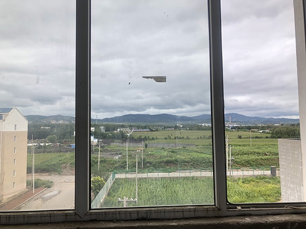  米家小区某房间窗户外