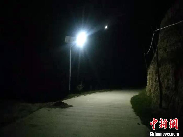 图为漳县贵清山镇铁炉村安装的太阳能无极灯。　魏建军 摄
