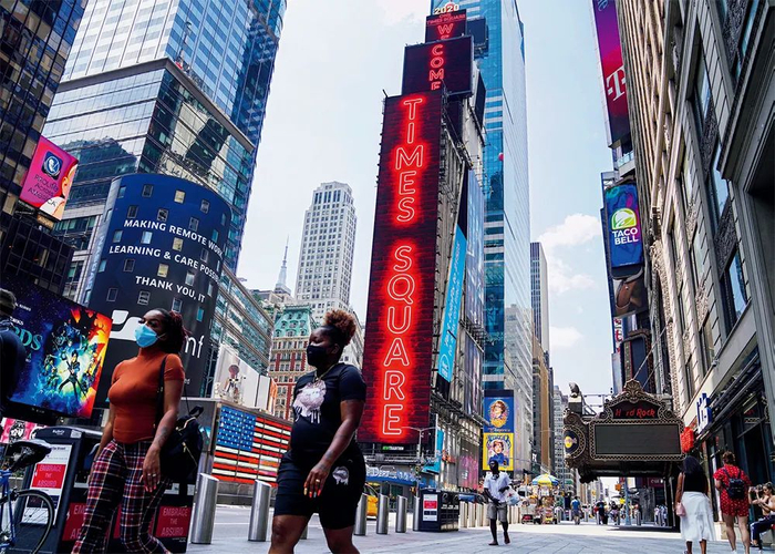 ▲ 美国纽约时报广场上戴口罩的行人（8月9日摄） 王迎摄