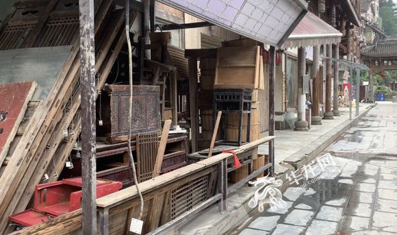 洪崖洞精品古玩城的街道已经被清理干净。华龙网-新重庆客户端记者 姜念月 摄