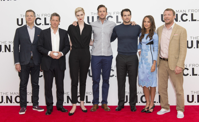 ▲再看这张和电影《秘密特工》主创们的大合影，伊丽莎白穿了低跟鞋，已知艾米·汉莫（中）官方身高1.96米，亨利·卡维尔（右三）官方身高1.85米。