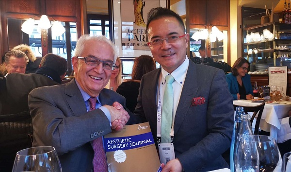 图说：ASJ原刊主编Foad Nahai（左）与ASJ中文版主编崔海燕（右）会面并商定ASJ中文版出版事宜 采访对象供图