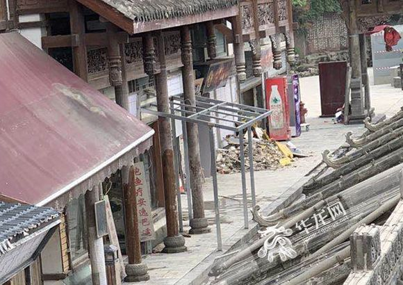 部分垃圾依然堆在精品古玩城的街道旁。华龙网-新重庆客户端记者 姜念月 摄