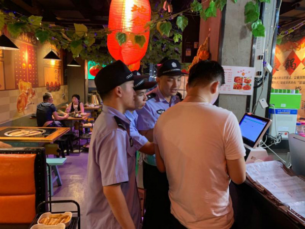 图说：田林所民警对相关餐饮场所开展安全检查。徐汇警方供图