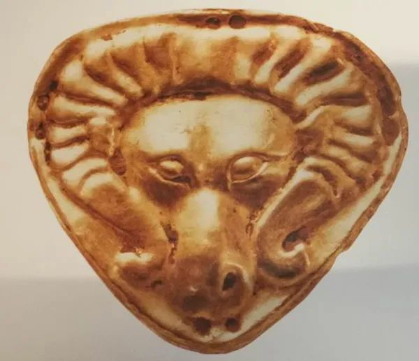 图6 徐州狮子山楚王陵出土金羊首饰件