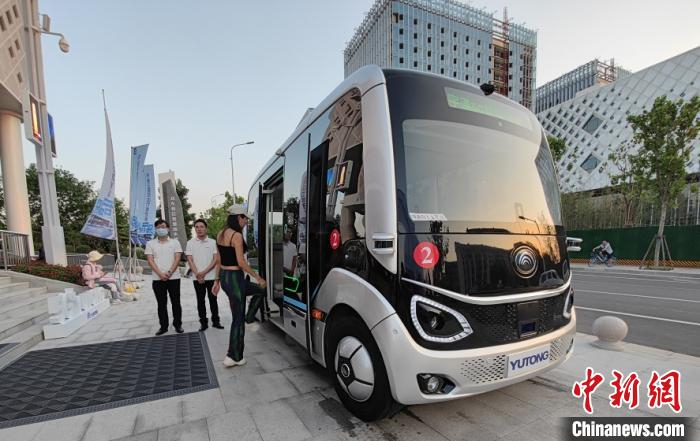     乘客体验无驾驶舱的L4级自动驾驶巴士“小宇”　阚力　摄